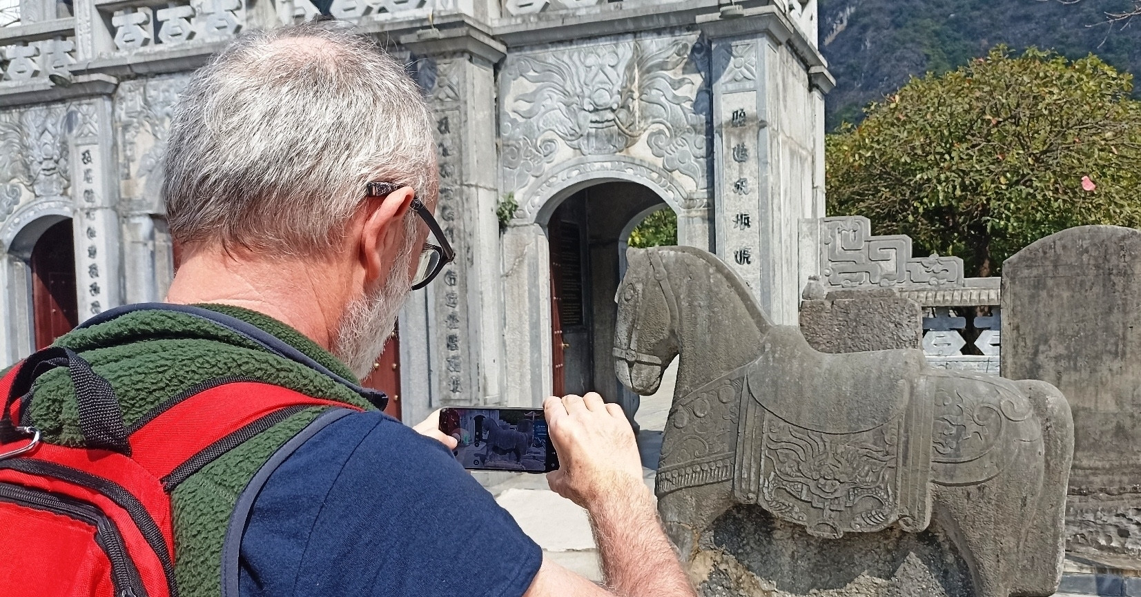 Bí ẩn đôi ngựa khắc trong bia đá ngôi đền 800 tuổi