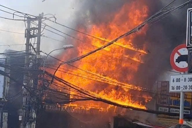 Cháy lớn tại cửa hàng nội thất ở TPHCM