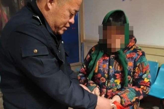 Chiếc tủ lạnh cũ bị bán phế liệu, mẹ giục con trai gọi công an