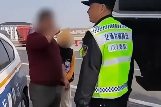 Chồng lái xe đi hàng chục km mới phát hiện bỏ quên vợ ở trạm dừng nghỉ