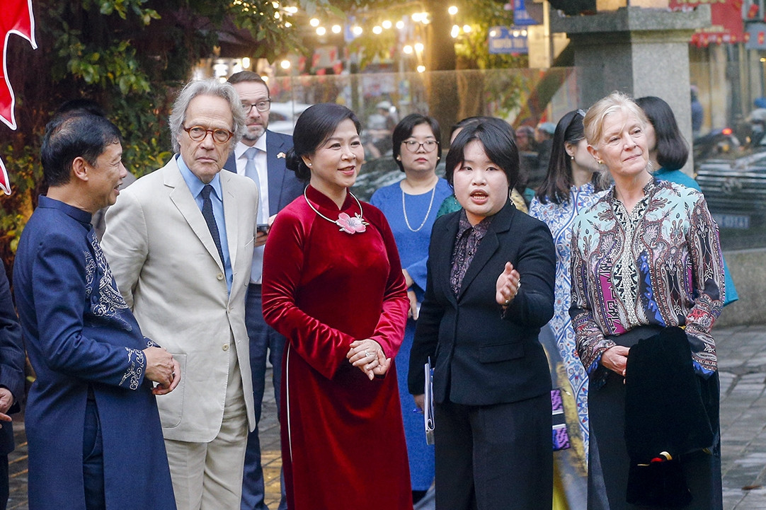 Công tước xứ Richmond và phu nhân xem tranh Việt Nam, thích thú với múa rối nước