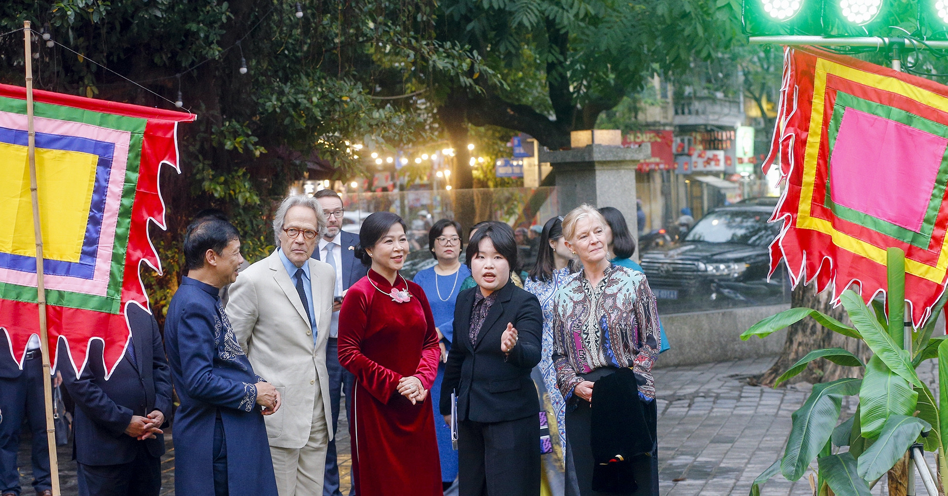 Công tước xứ Richmond và phu nhân xem tranh Việt Nam, thích thú với múa rối nước