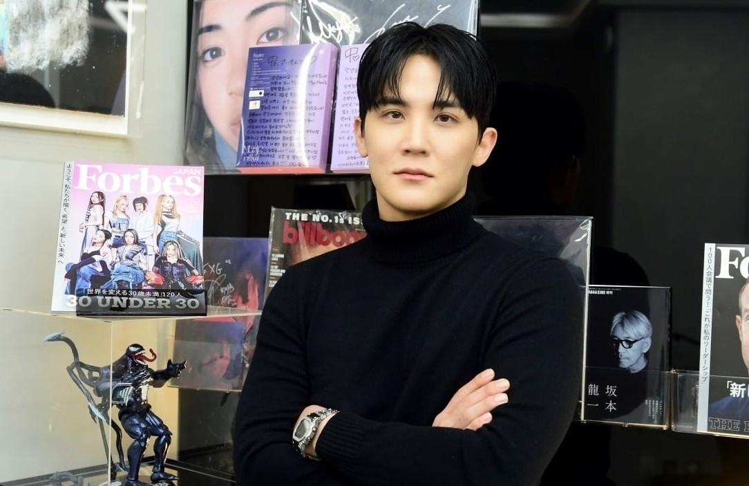  Công ty lên tiếng giữa bê bối nam ca sĩ 40 tuổi bị bắt khẩn cấp 