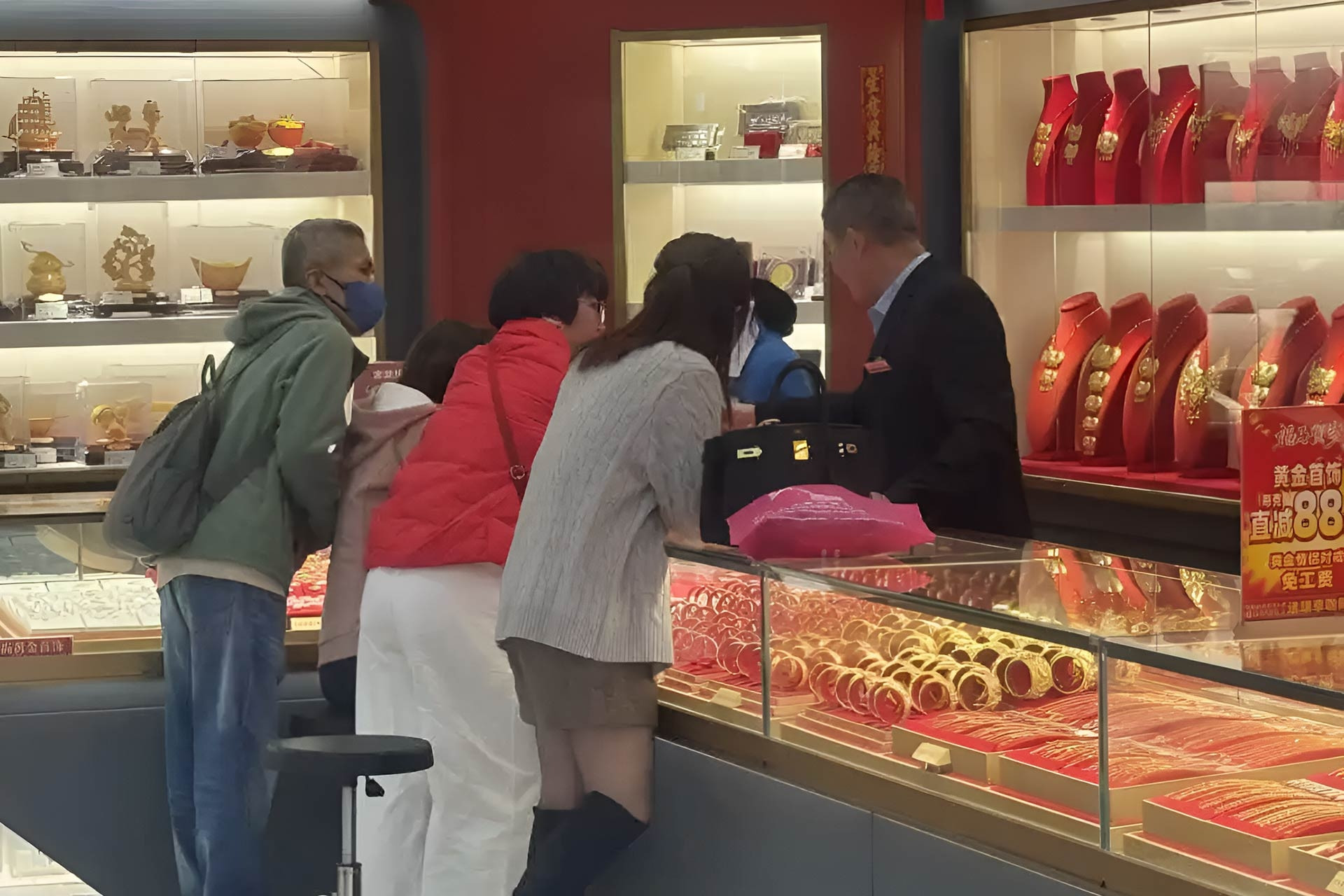  Đầu năm, người Trung Quốc rủ nhau đi ‘tour check-in' tiệm vàng 