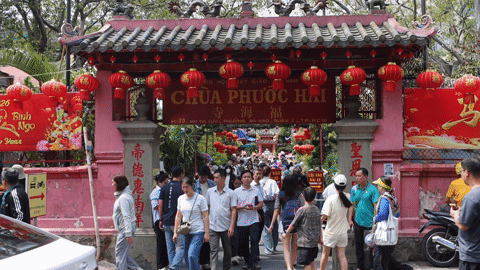 Người dân TPHCM đội nắng xếp hàng làm lễ chuyển vận đầu năm ở chùa Ngọc Hoàng