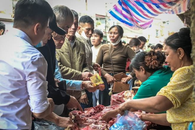 Món ‘đỏ’ đầu năm hút khách tại chợ Viềng Ninh Bình, chưa kịp mua đã 'cháy hàng'