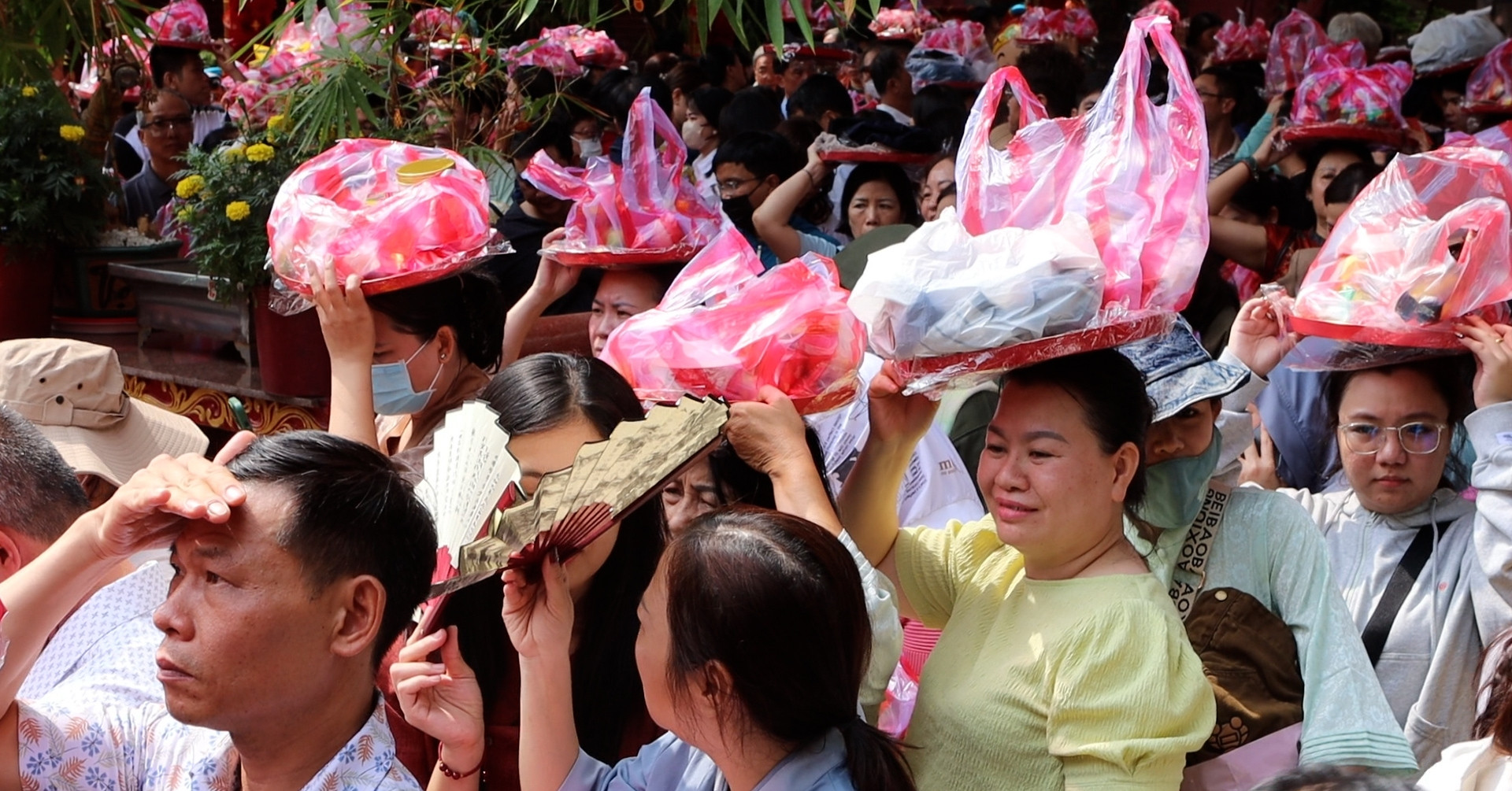 Người dân TP.HCM đổ về chùa Ngọc Hoàng làm lễ chuyển vận đầu năm