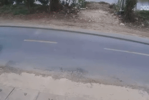 Ô tô lấn làn húc văng xe máy, hiệu trưởng tử vong