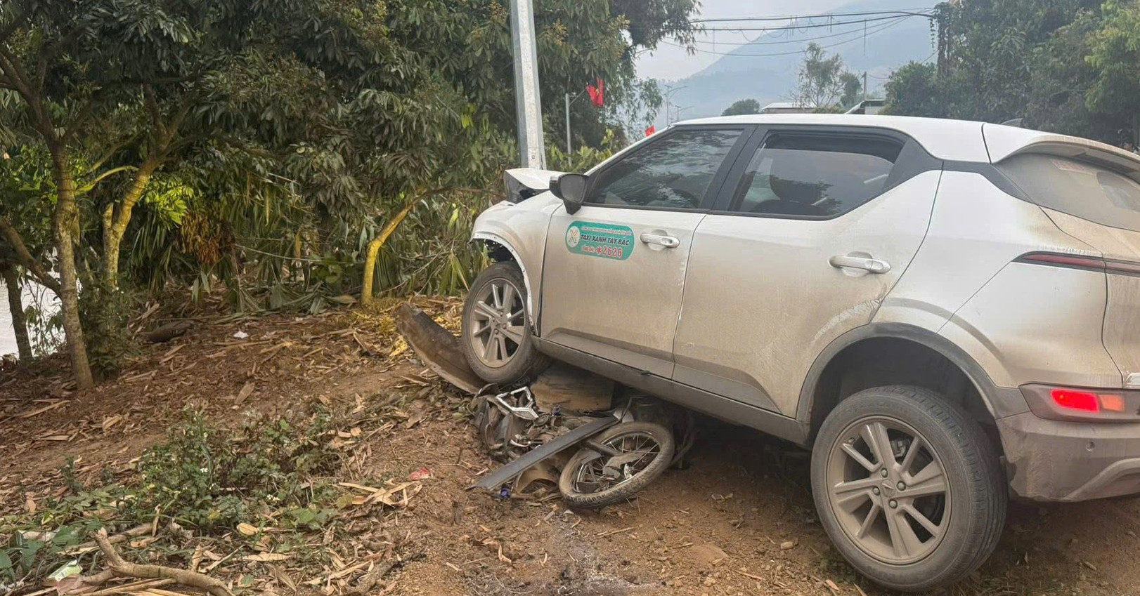 Ô tô lấn làn húc văng xe máy, hiệu trưởng tử vong