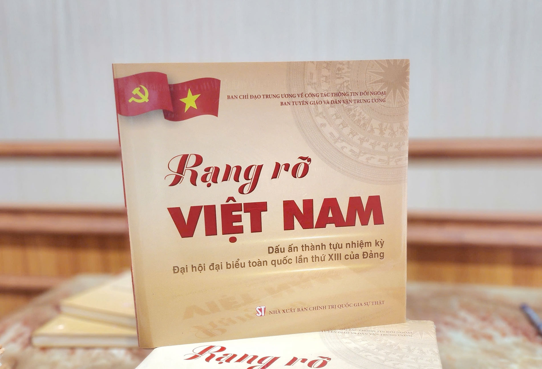 Ra mắt sách 'Rạng rỡ Việt Nam'