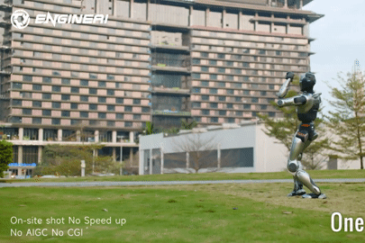 Robot hình người Trung Quốc bị đạp vẫn giữ thăng bằng, tiếp tục nhảy múa