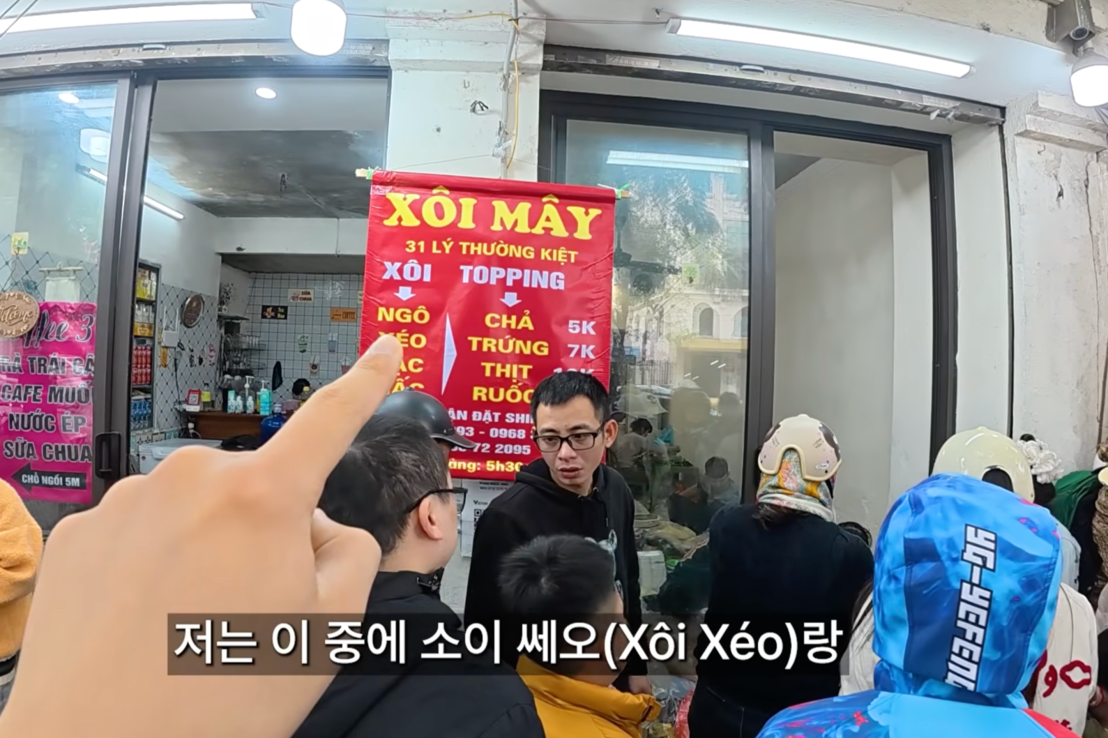 Khách xếp hàng mua Xôi Mây