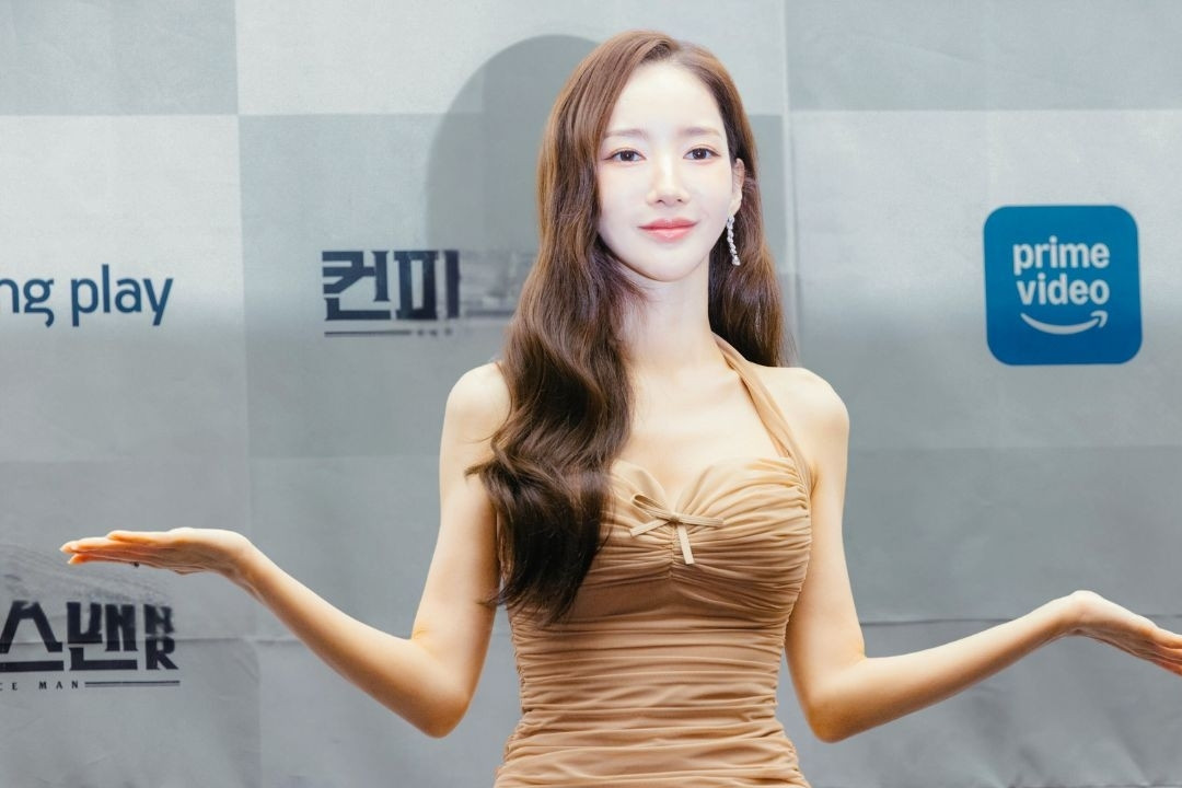  'Thư ký Kim' Park Min Young nhịn ăn, ngày uống 3 lít nước 