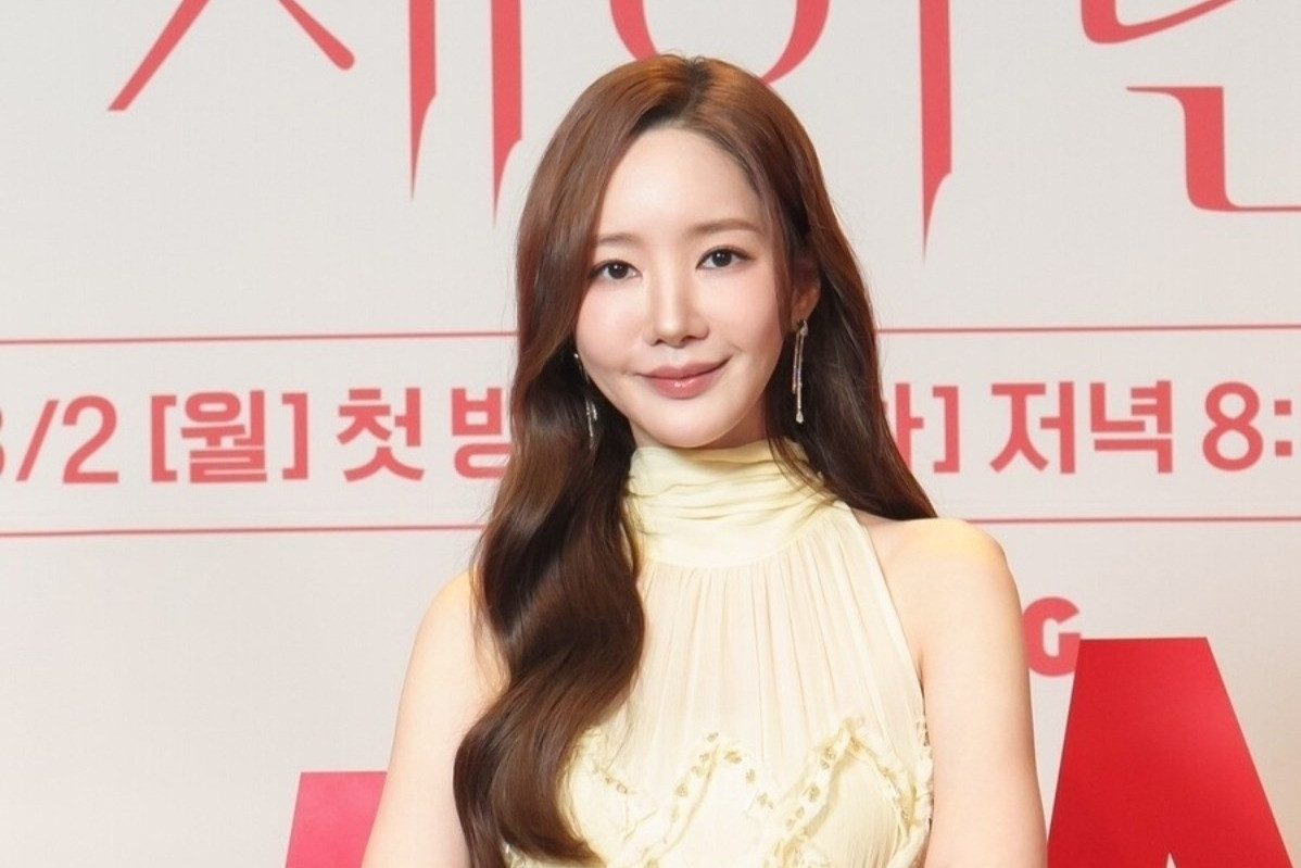 'Thư ký Kim' Park Min Young nhịn ăn, ngày uống 3 lít nước