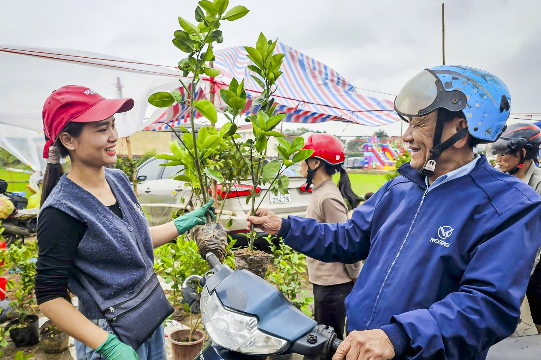  Trắng đêm bán ‘lộc xanh’ ở chợ Viềng Ninh Bình, nông dân thu chục triệu đồng 