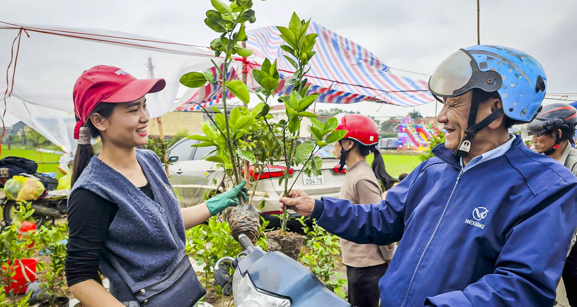 Trắng đêm bán ‘lộc xanh’ ở chợ Viềng Ninh Bình, nông dân thu chục triệu đồng