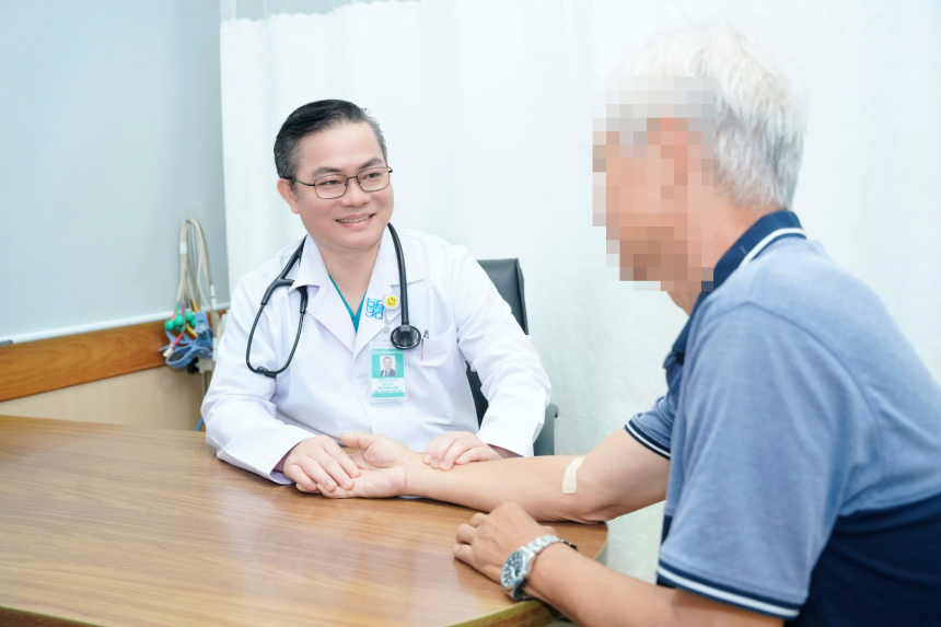 Từ cậu bé bán hủ tiếu gõ tới phó giáo sư hồi sinh những trái tim