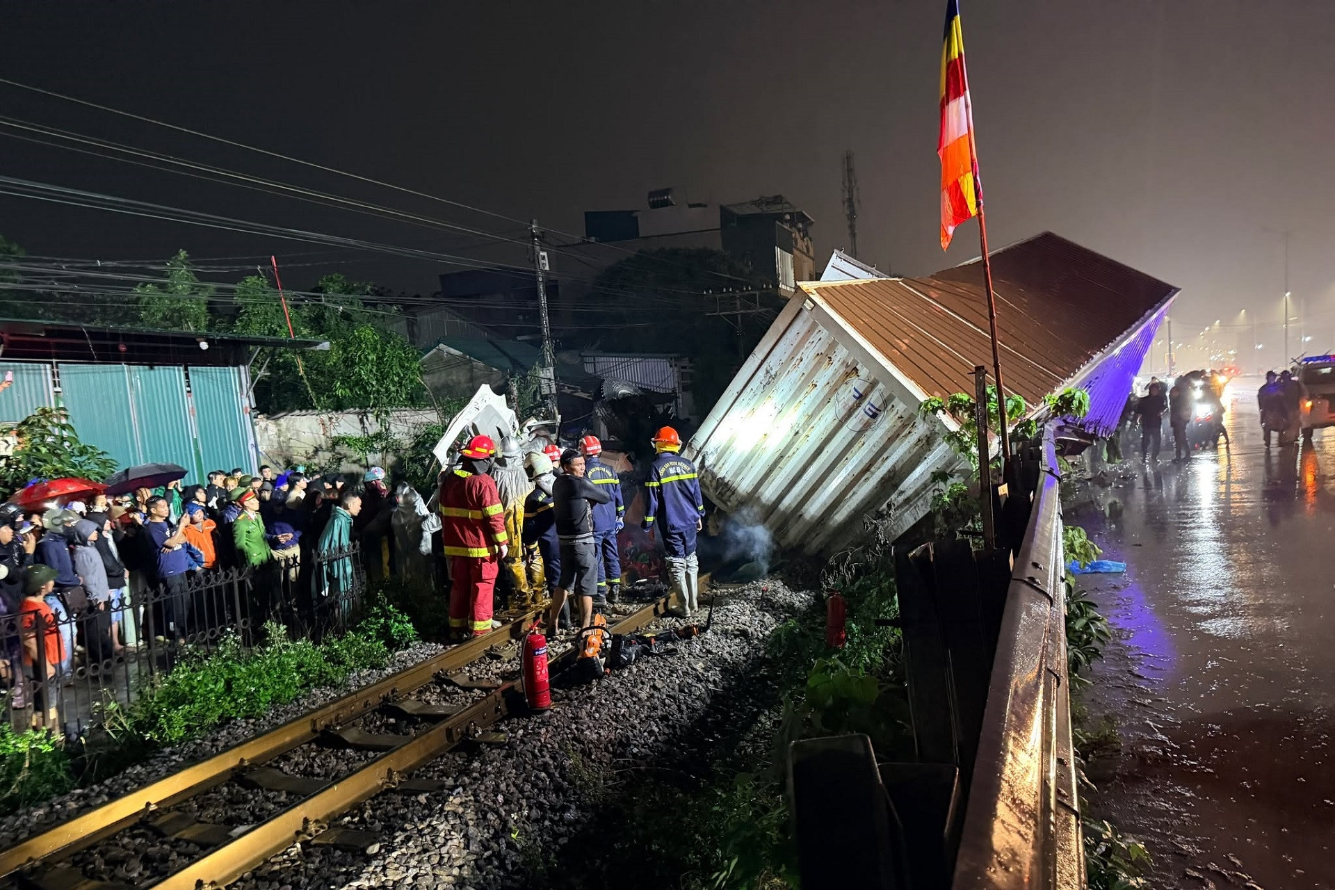  Bản tin cuối ngày 25/2: Va chạm tàu hoả, ô tô tải bị ‘vò nát’, văng cả trăm mét 