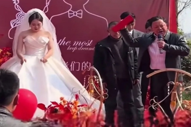 Bố cô dâu trả lại hơn 700 triệu đồng tiền sính lễ vì lý do xúc động