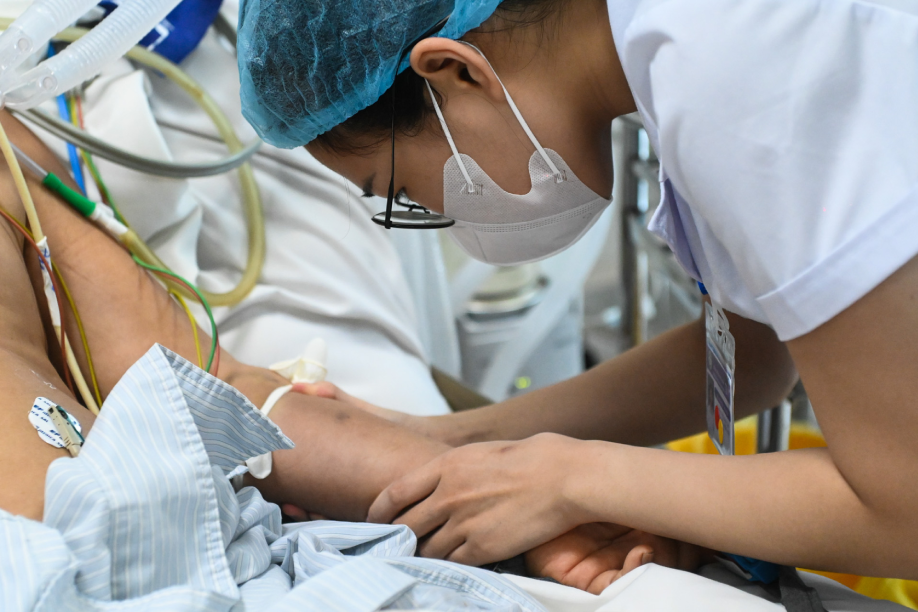 Bộ Y tế phát động cuộc thi viết về sự hy sinh thầm lặng của y bác sĩ