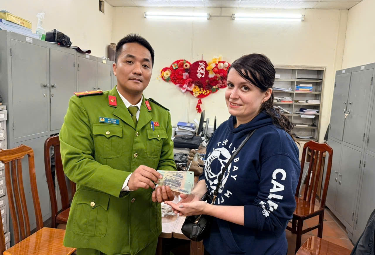 Nhiều tài xế 'chặt chém' du khách nước ngoài ở Hà Nội phải hoàn tiền, xin lỗi