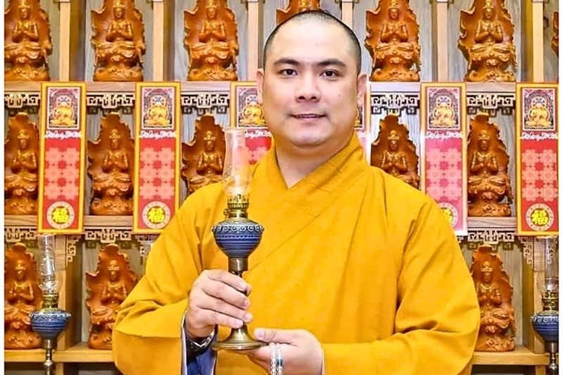 Đại đức Thích Lệ Minh phát miễn phí 5.000 bản 'Hồng danh bửu sám' tặng các chùa