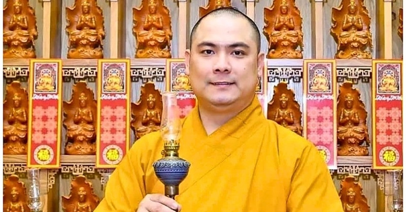 Đại đức Thích Lệ Minh phát miễn phí 5.000 bản 'Hồng danh bửu sám' tặng các chùa