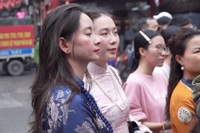 Múa “Con đĩ đánh bồng” hút nghìn người xem ở Triều Khúc