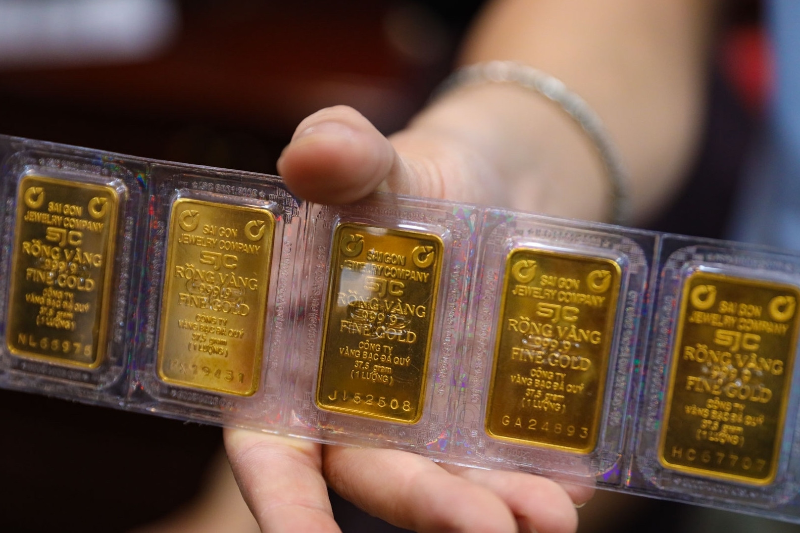 Nghịch lý mua 10 lượng vàng lúc giá 120 triệu đồng vẫn lỗ