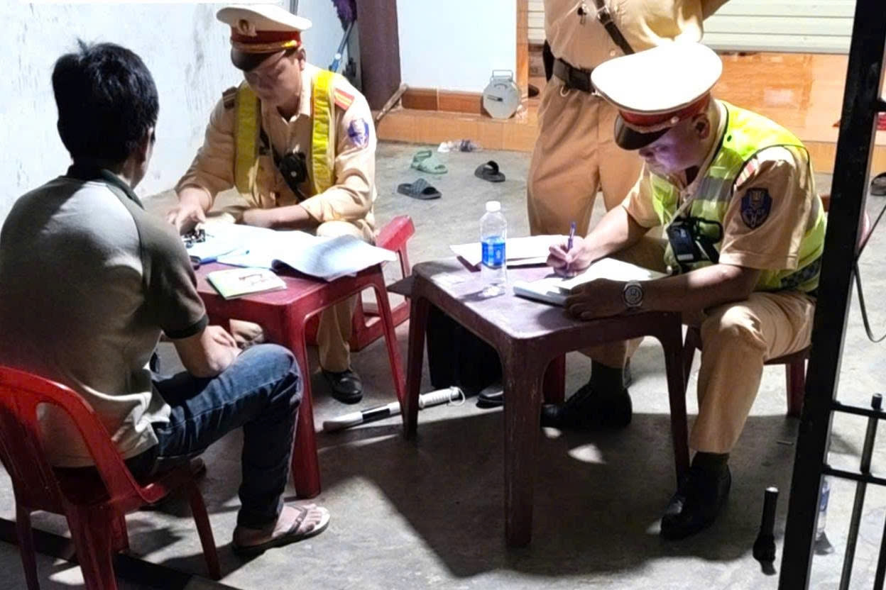 'Nhồi' 61 người trên xe khách 25 chỗ, tài xế và chủ xe bị phạt hơn 200 triệu đồng