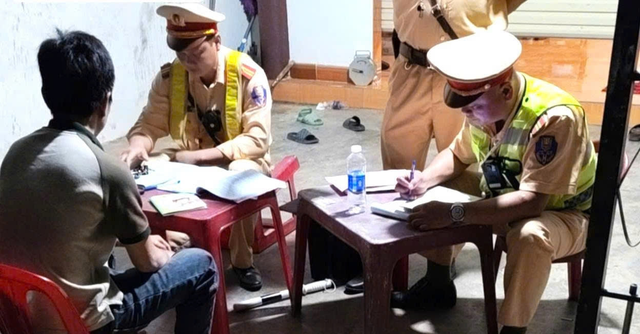 &amp;apos;Nhồi&amp;apos; 61 người trên xe khách 25 chỗ, tài xế và chủ xe bị phạt hơn 200 triệu đồng