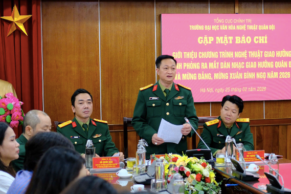 NSND Nguyễn Xuân Bắc chỉ huy Dàn nhạc giao hưởng Quân đội