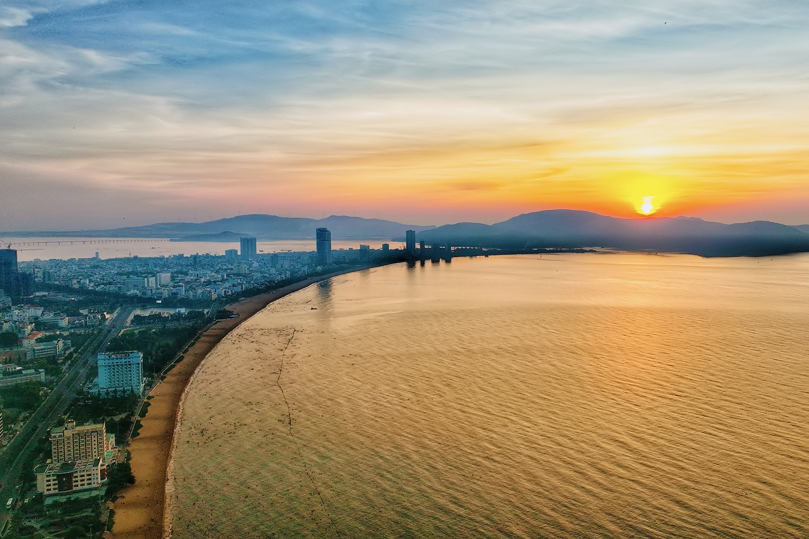 Quy Nhơn Top 4 thế giới 2026 — bãi biển hoang sơ chưa bị đám đông hóa tại miền Trung Việt Nam