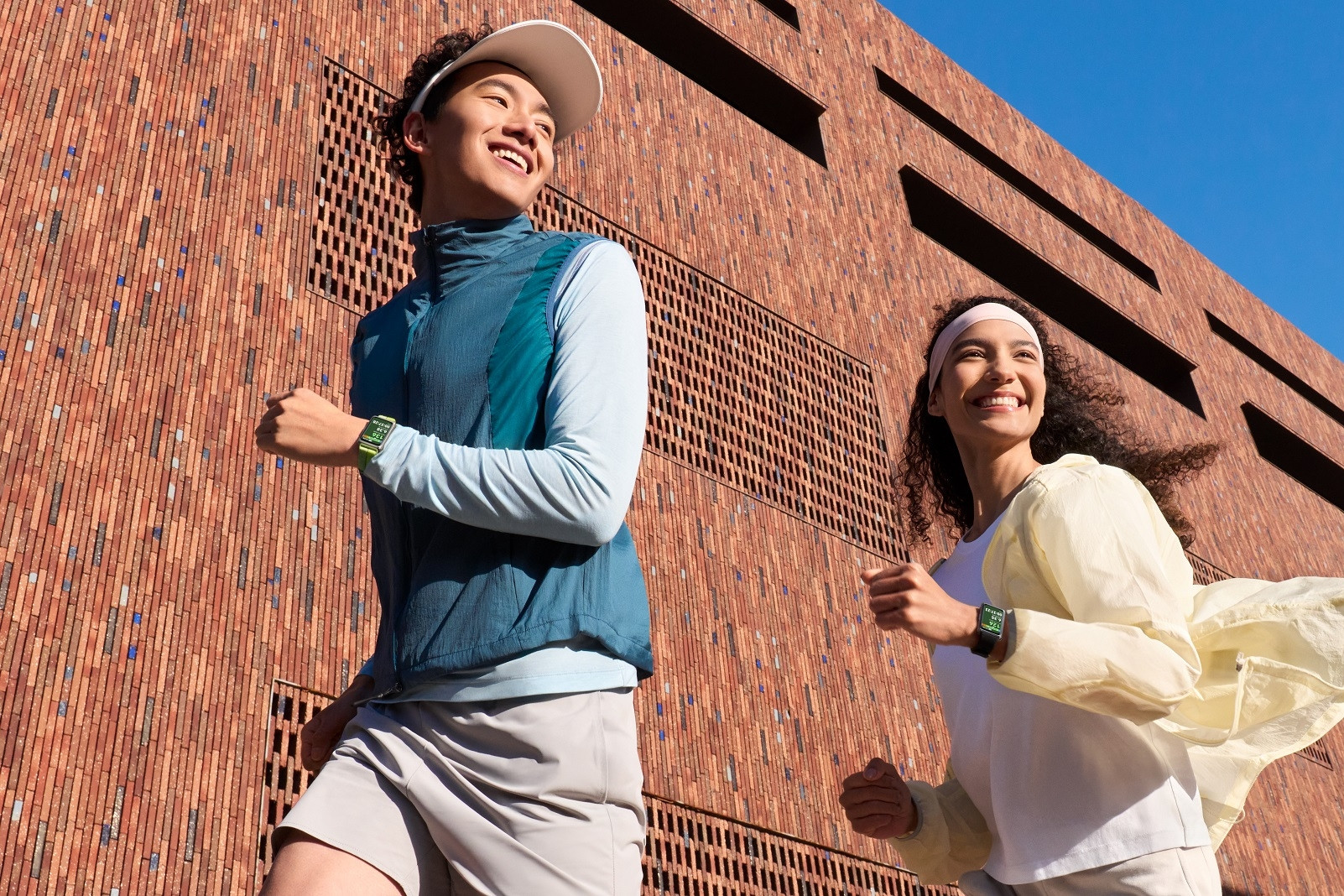 Thiết bị đeo thông minh ‘chuyển mình’: Smartband dần ‘bắt kịp’ smartwatch