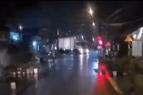 Va chạm với tàu hỏa ở Hà Nội, ô tô tải bị ‘vò nát’, văng xa cả trăm mét