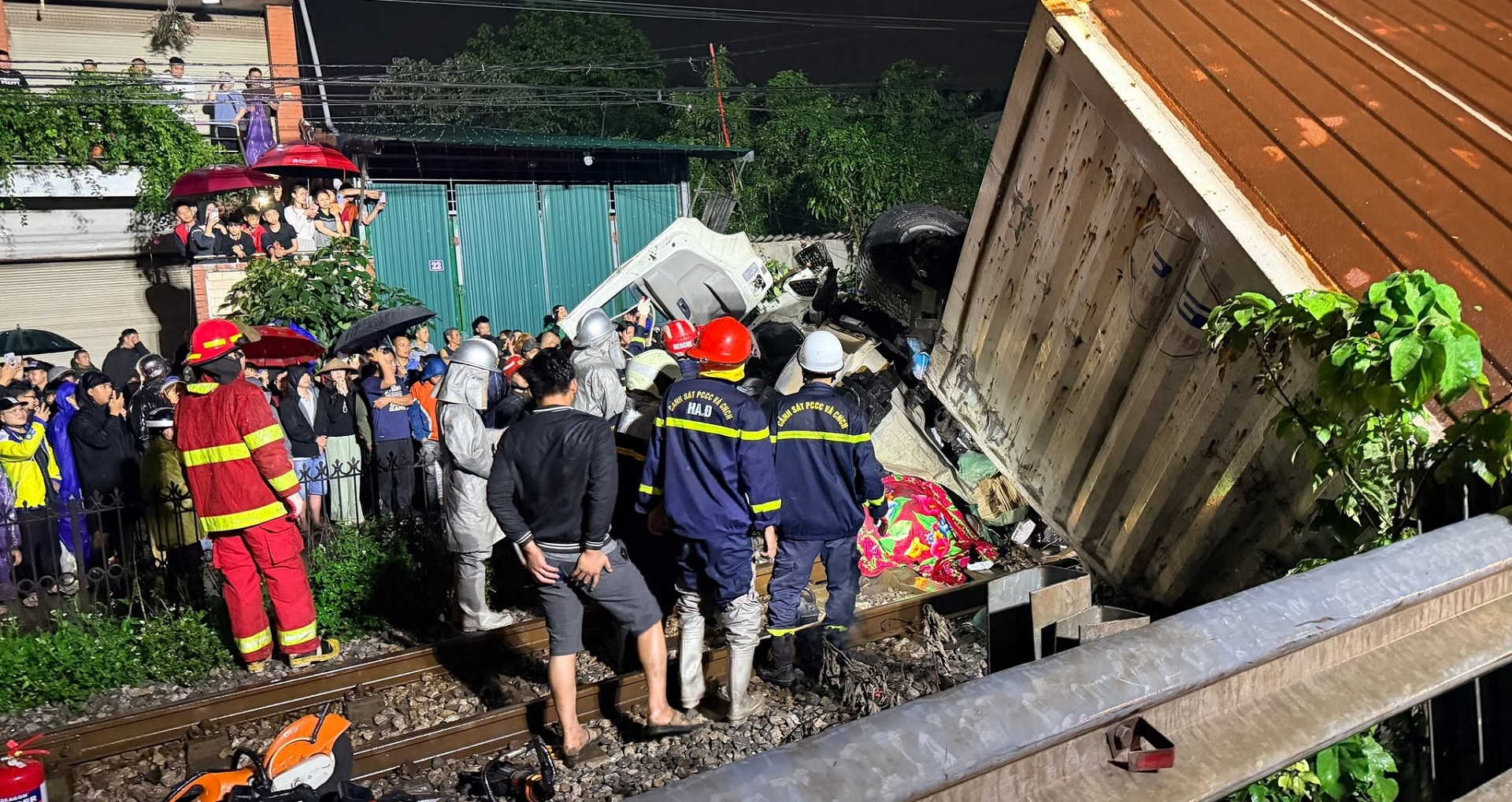 Va chạm với tàu hoả ở Hà Nội, ô tô tải bị ‘vò nát’, văng xa hàng trăm mét