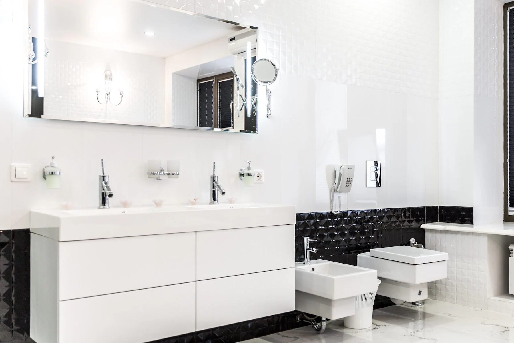 Vì sao khách sạn cao cấp đặt điện thoại trong nhà vệ sinh?