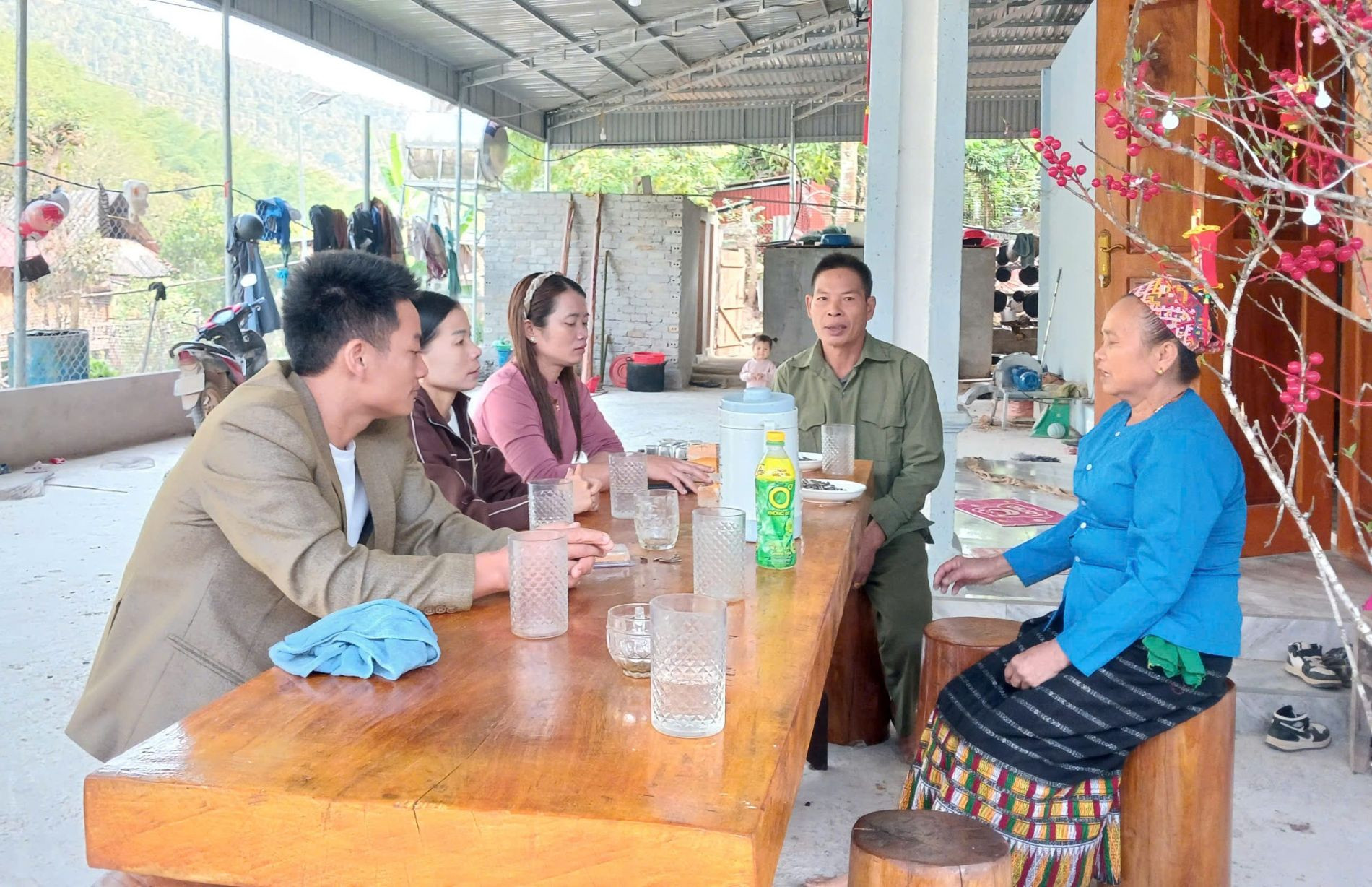 Vi Văn Quỳnh (SN 1967) cũng đã tự nguyện xin thoát nghèo dù gia đình chịu ảnh hưởng nặng nề sau mưa lũ.jpg