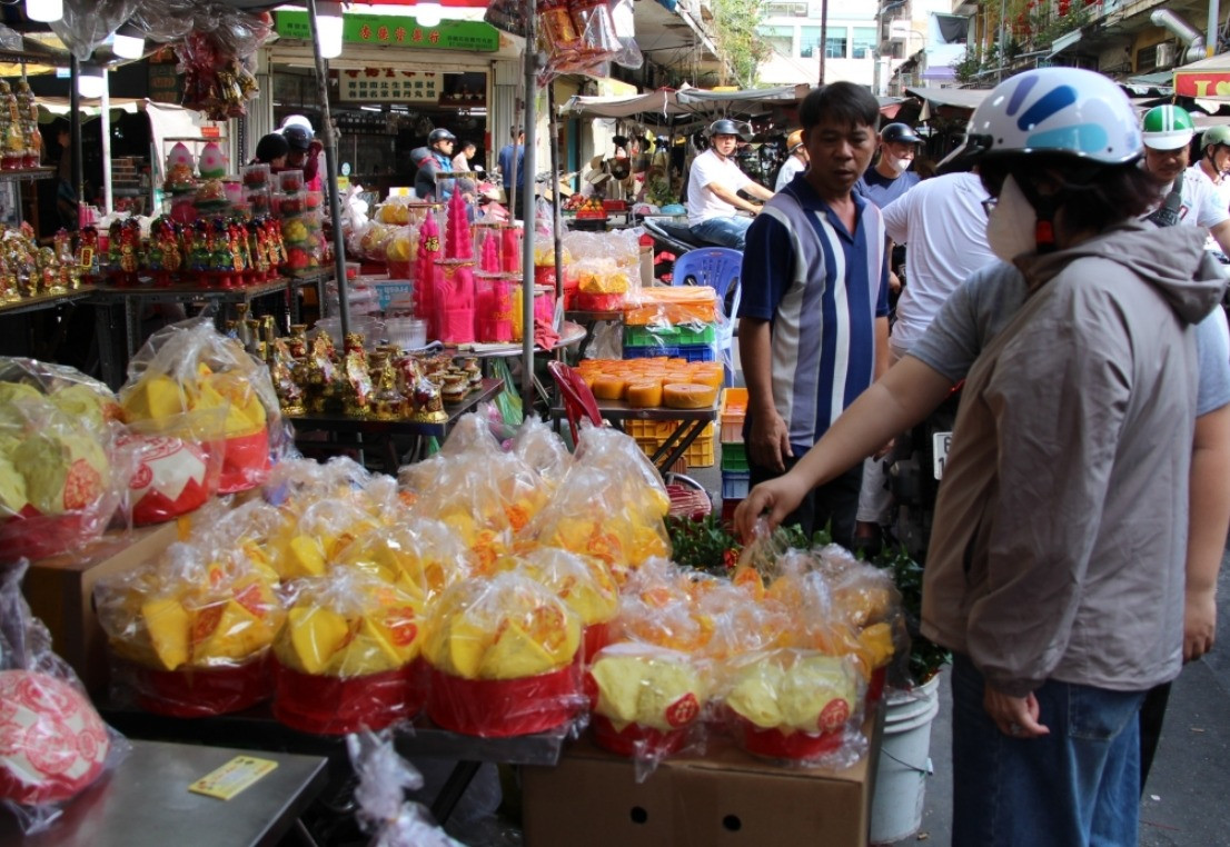 Rực sắc bánh 'tài lộc' ở chợ người Hoa TPHCM ngày vía Thần Tài