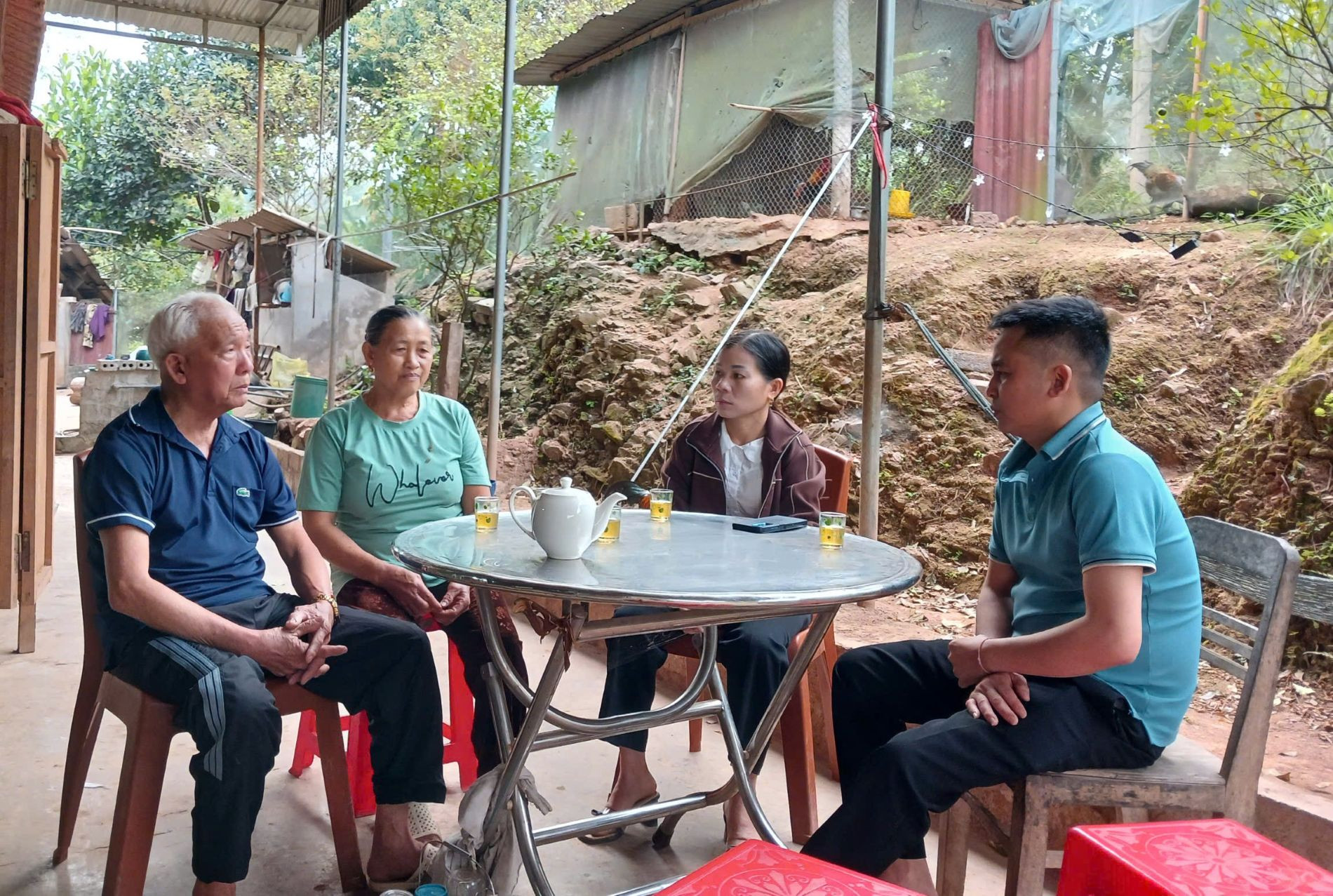 Vợ chồng cụ Lô Thanh Định kể về quyết định nộp lá đơn thoát nghèo.jpg