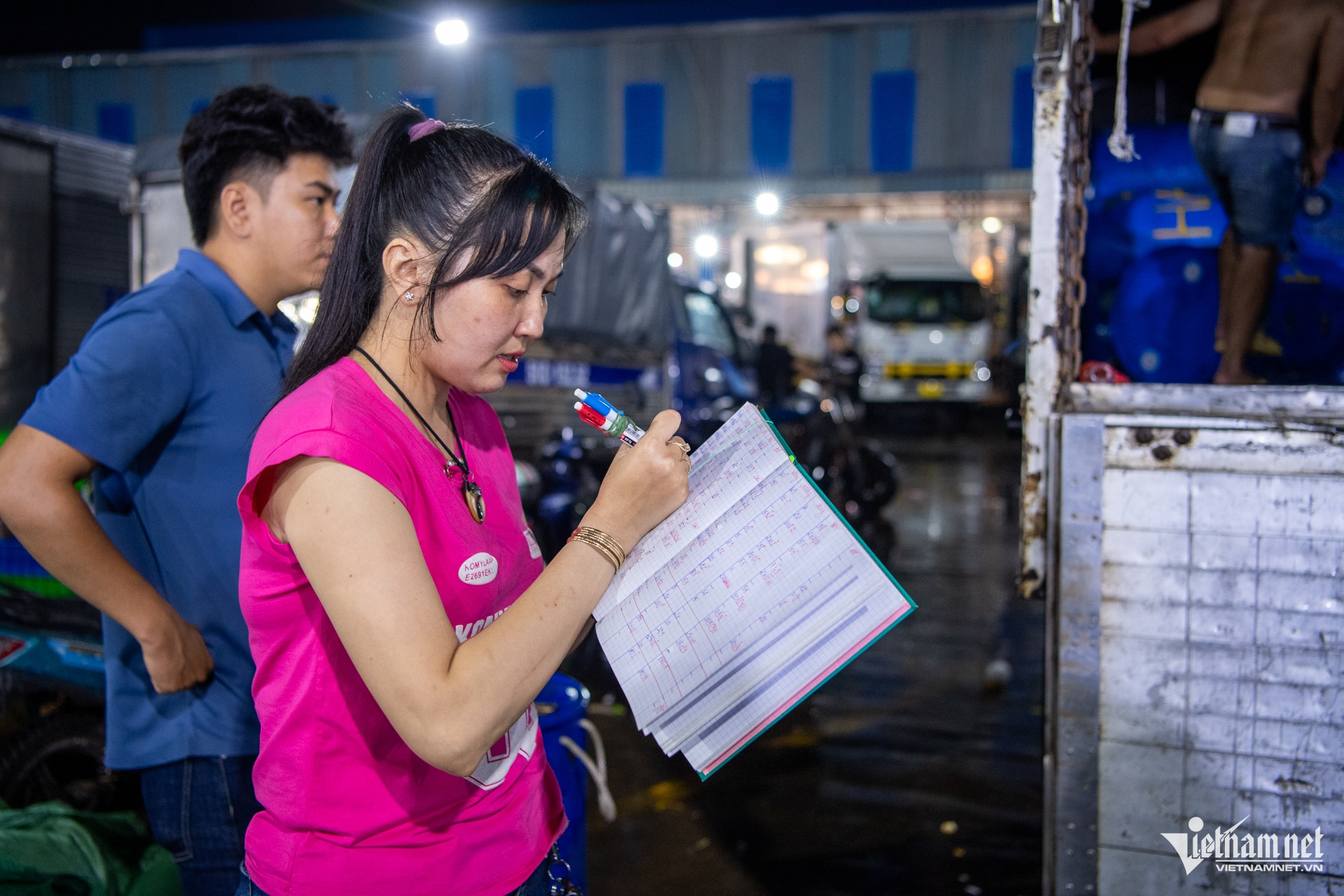 W-Cá lóc chuẩn bị vía thần tài (chợ Bình Điền) Tuấn Hùng 24.jpg