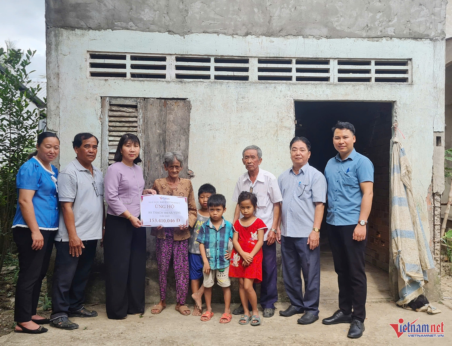 W-trao tiền cho bà Vẹnl.jpg