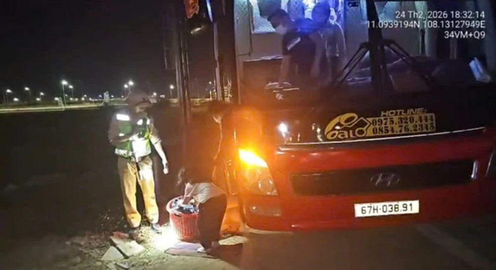 Xe khách 23 chổ “nhồi nhét” 40 người, tài xế cùng chủ xe bị phạt 127 triệu đồng.jpg