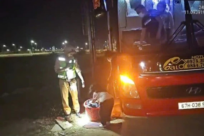 Xe khách 23 chỗ nhồi nhét 40 người, tài xế và chủ xe bị phạt 127 triệu đồng