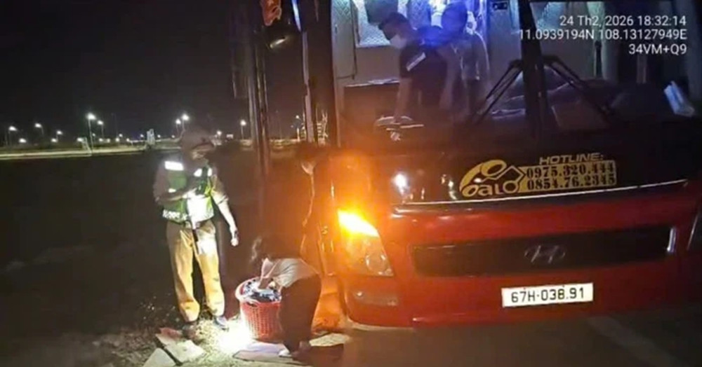 Xe khách 23 chỗ nhồi nhét 40 người, tài xế và chủ xe bị phạt 127 triệu đồng