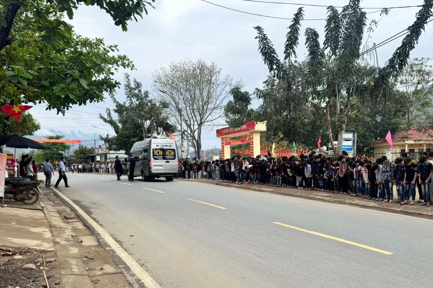 Xúc động cảnh hàng nghìn học sinh nghiêng mình tiễn biệt thầy hiệu trưởng