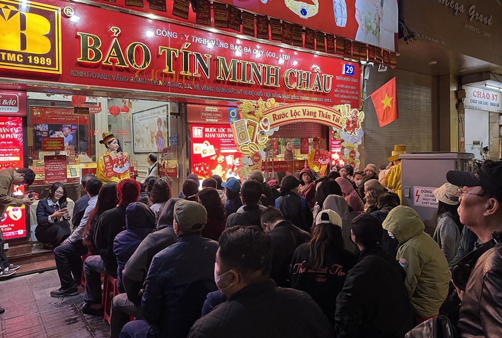 Bản tin sáng 26/2: Xếp hàng từ 3 giờ sáng mua vàng Thần Tài, nhiều người lãi đậm