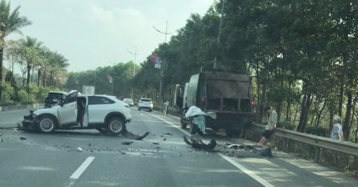 Ô tô con biến dạng sau cú va chạm với xe chở rác ở Hà Nội