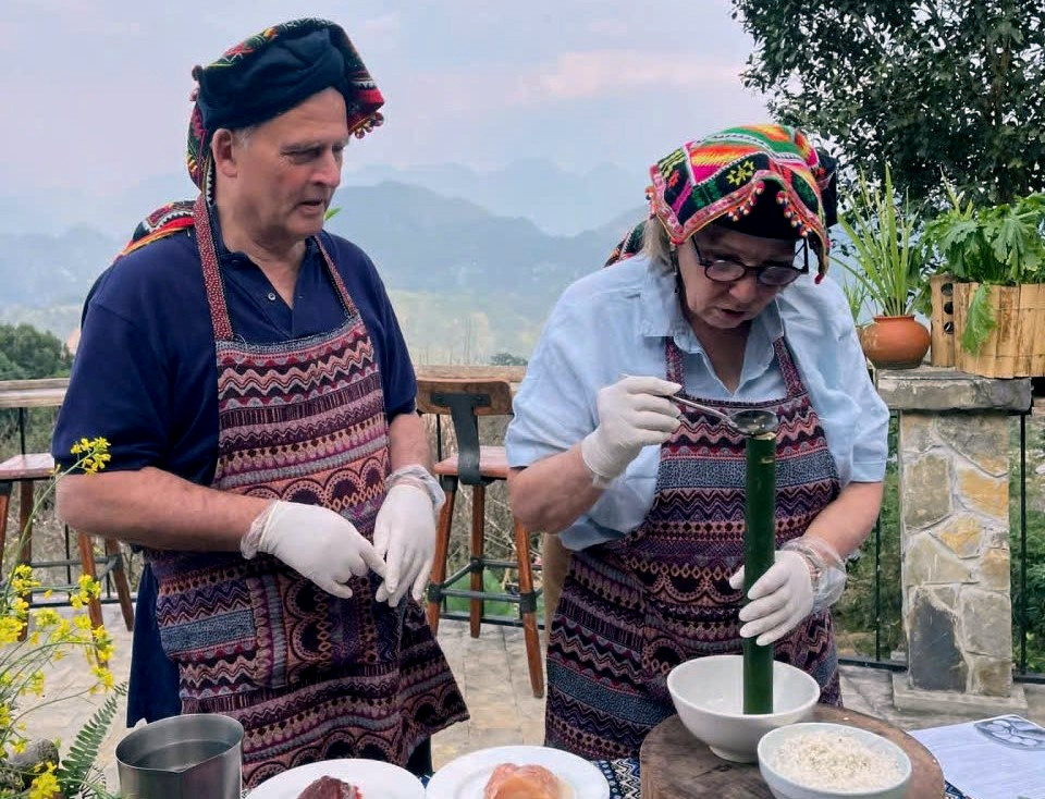 a1Khách Tây thích thú trải nghiệm làm cơm lam.jpg