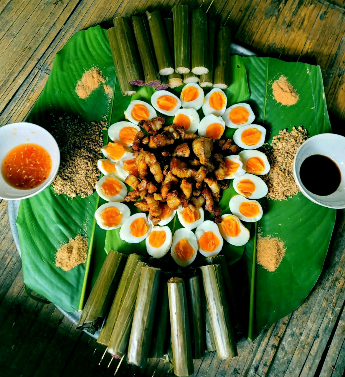 a2Khách Tây thích thú trải nghiệm làm cơm lam.jpg